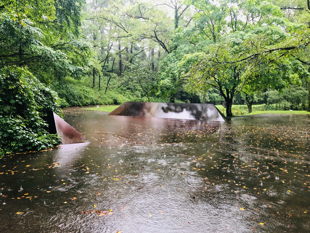五角形の鉄橋（雨天）